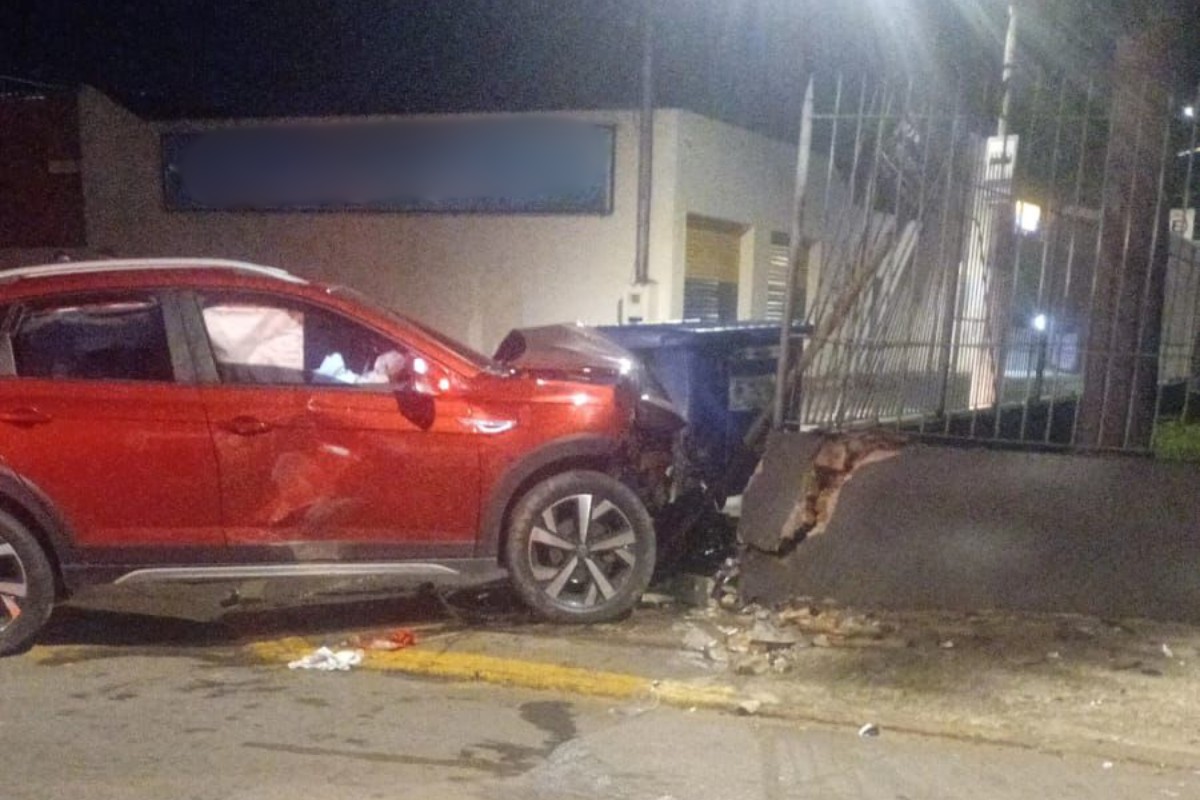 Motorista bate carro contra defesa metálica na região central de Capão Bonito