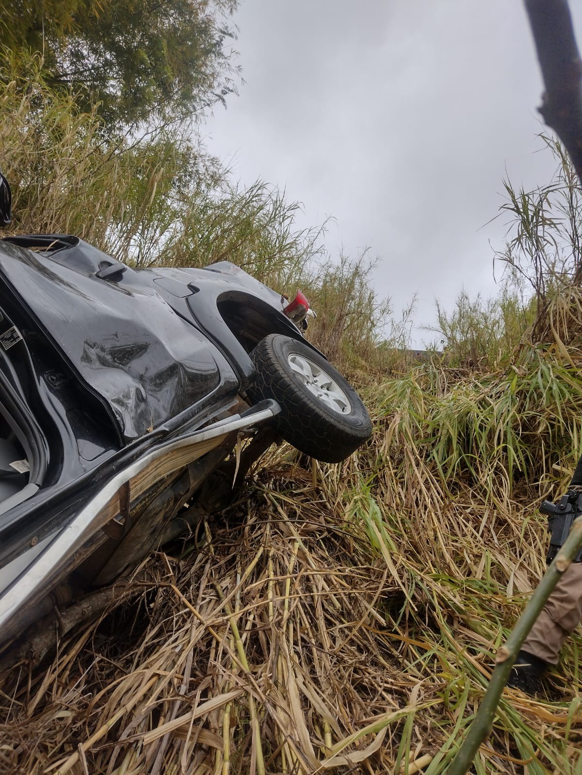 Caminhonete cai em ribanceira de 30 metros e duas pessoas ficam feridas na MG-448