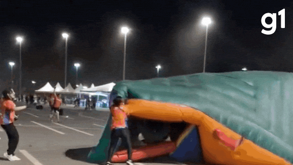 Vídeo: ventania arrasta brinquedo inflável e assusta moradores em parque de Cuiabá
