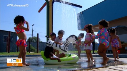 Escola de Palmas promove atividades com água e frutas para aliviar o calor