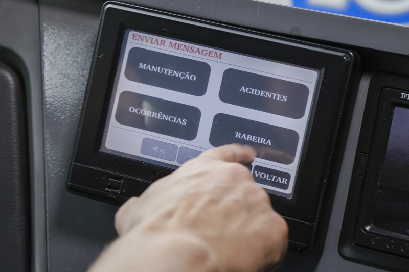 Ônibus de Curitiba ganham botão que aciona patrulha em caso de rabeira; veja como funciona