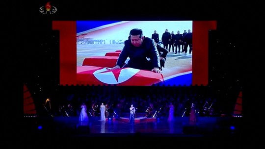 Kim Jong-un se emociona em homenagem a soldados da Coreia do Norte mortos na guerra - Imagens mostram líder norte-coreano com as mãos em caixões cobertos com a bandeira do país. Soldados aparentemente morreram no conflito entre Rússia e Ucrânia.