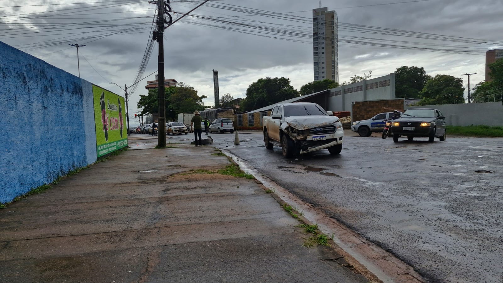 Batida entre caminhonetes deixa trânsito lento em cruzamento movimentado de Santarém