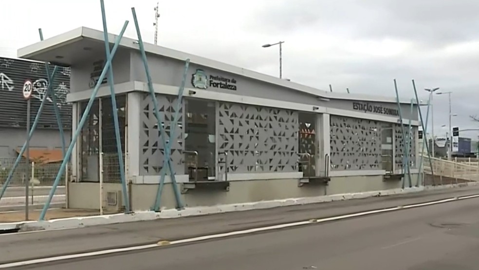 Mulher é empurrada contra ônibus em movimento sem motivo aparente e é atropelada — Foto: TV Verdes Mares/Reprodução