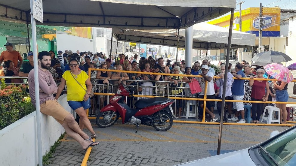 Agência bancária registra filas longas em Macaíba — Foto: Pedro Trindade/Inter TV Cabugi