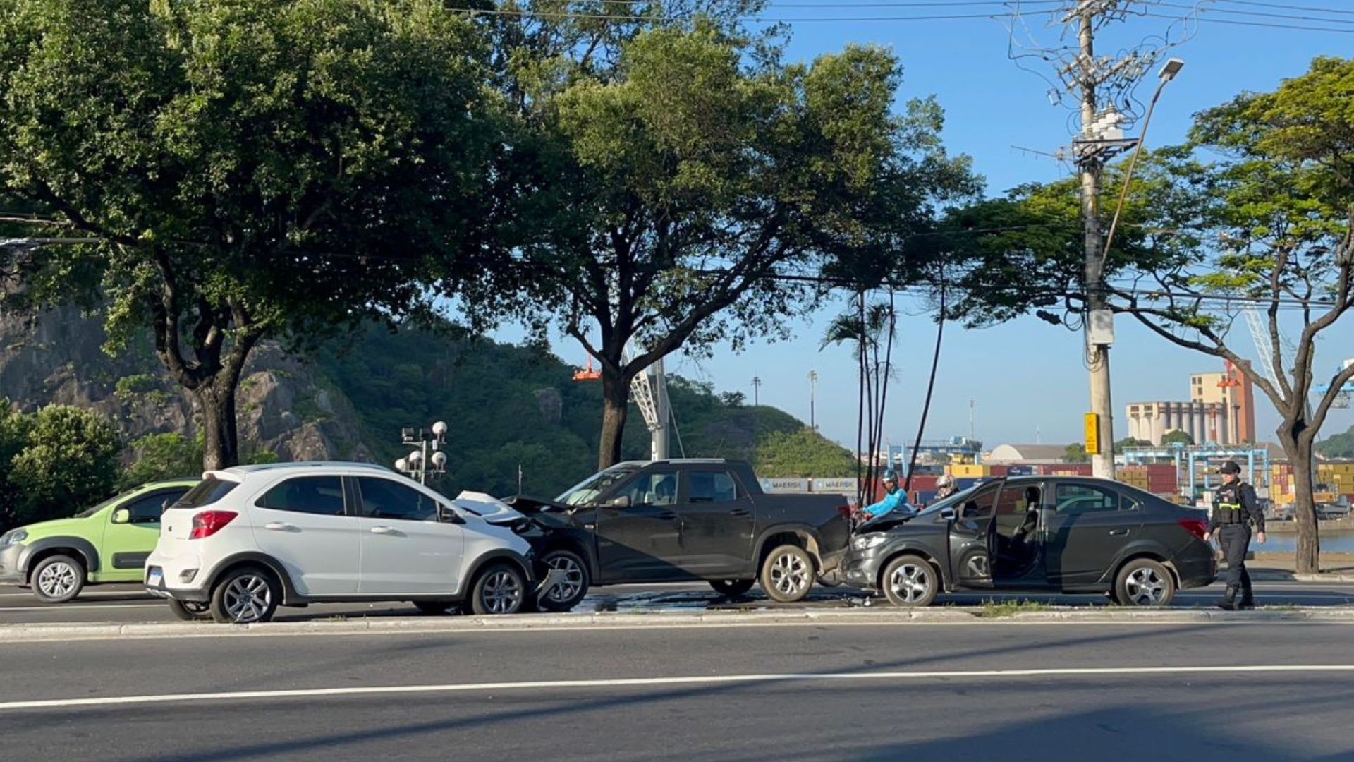 Duas pessoas ficam feridas em acidente com motorista que invadiu a contramão em Vitória