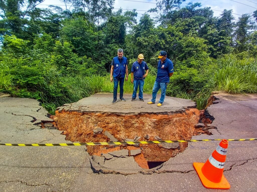 Cratera se abre em trecho da rodovia AC-10 no interior do Acre; Deracre faz reparos na via