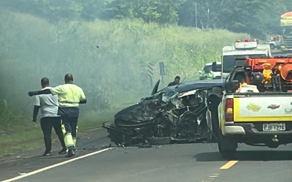Carro pega fogo ap&oacute;s bater de frente com caminh&atilde;o em Ol&iacute;mpia (SP) &mdash; Foto: Divulga&ccedil;&atilde;o