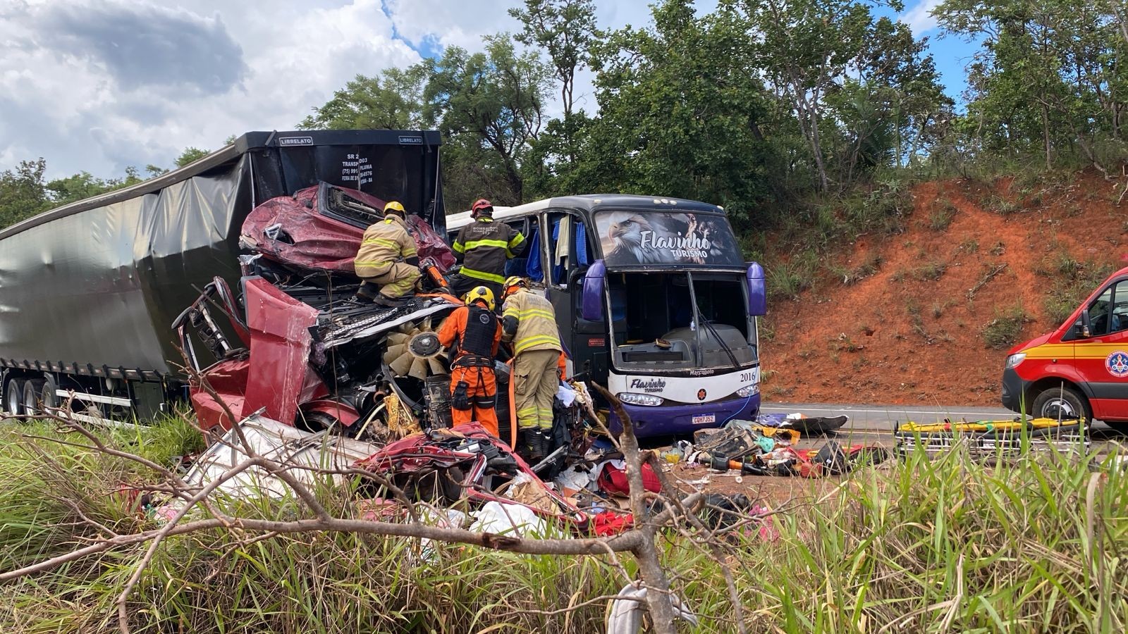 Batida entre ônibus e carreta deixa vários feridos na BR-365