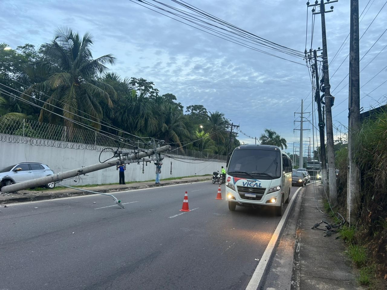 Imagens aéreas mostram engarrafamento de 10 km na Avenida das Torres após acidente com poste em Manaus