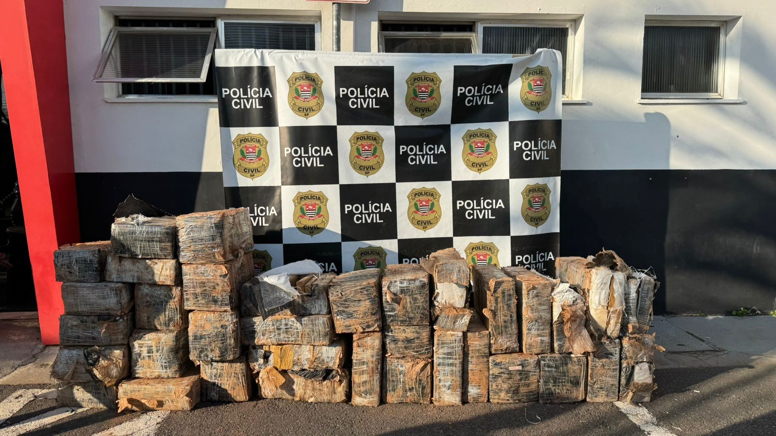 VÍDEO: Polícia encontra quase 840 kg de maconha enterrados em poço na zona rural de Atibaia, SP