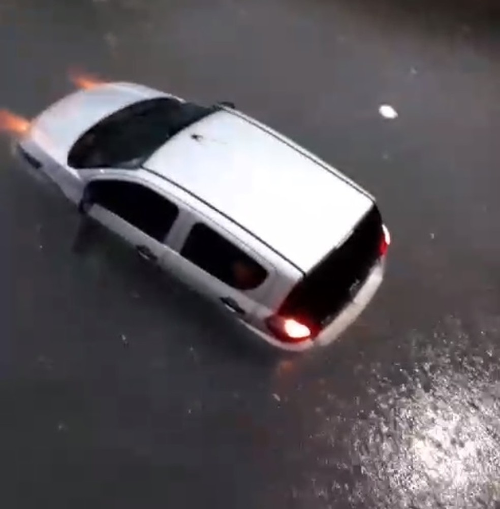 Carro alagado em rua de Natal, na manhã desta sexta (8) — Foto: Reprodução