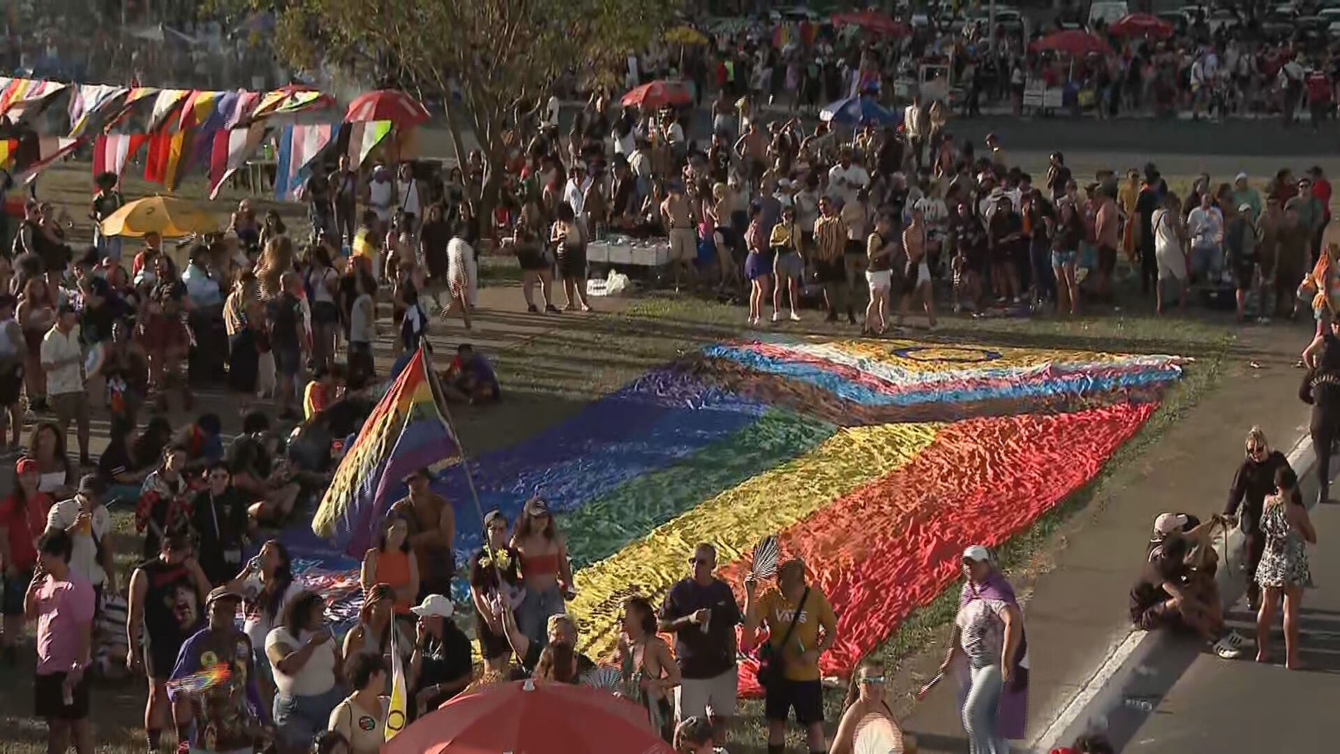 27ª Parada LGBTQIAPN+ reúne público na Esplanada dos Ministérios, em Brasília; veja IMAGENS 