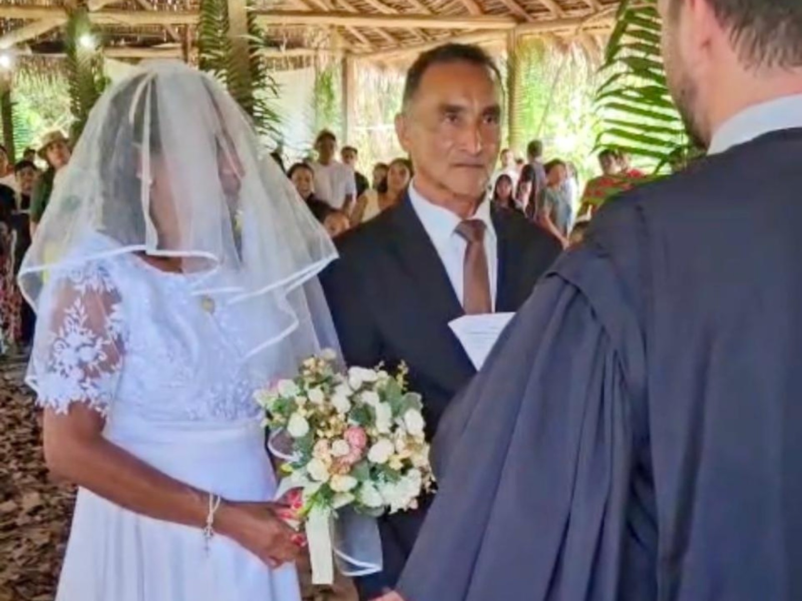 Aposentada que casou na mesma cerimônia dos 3 filhos sonhava em usar vestido de noiva; VÍDEO