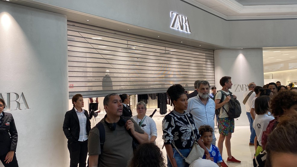 Loja abaixa as portas com a presença de manifestantes. — Foto: Deslange Paiva/ g1