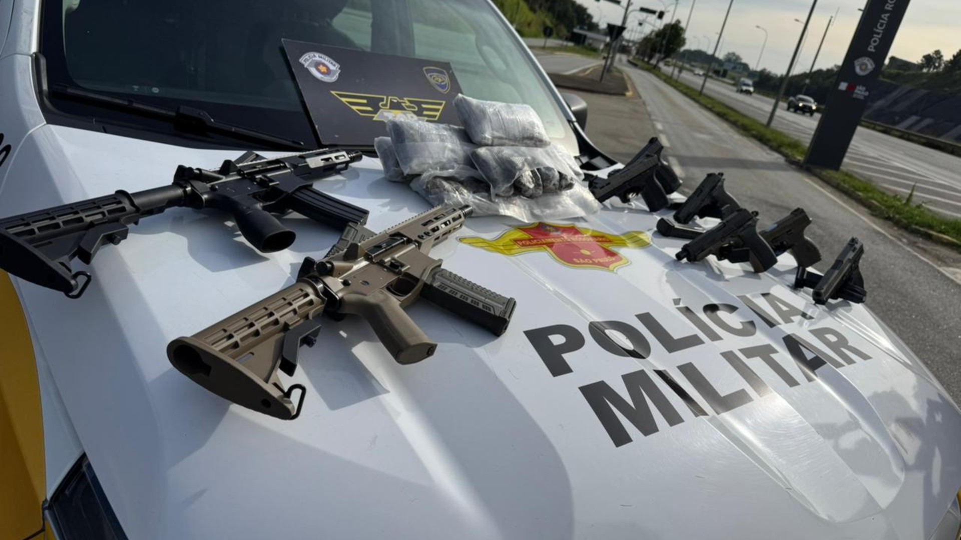Mulheres que levavam fuzis e pistolas em fundo falso de malas são presas em ônibus no interior de SP 