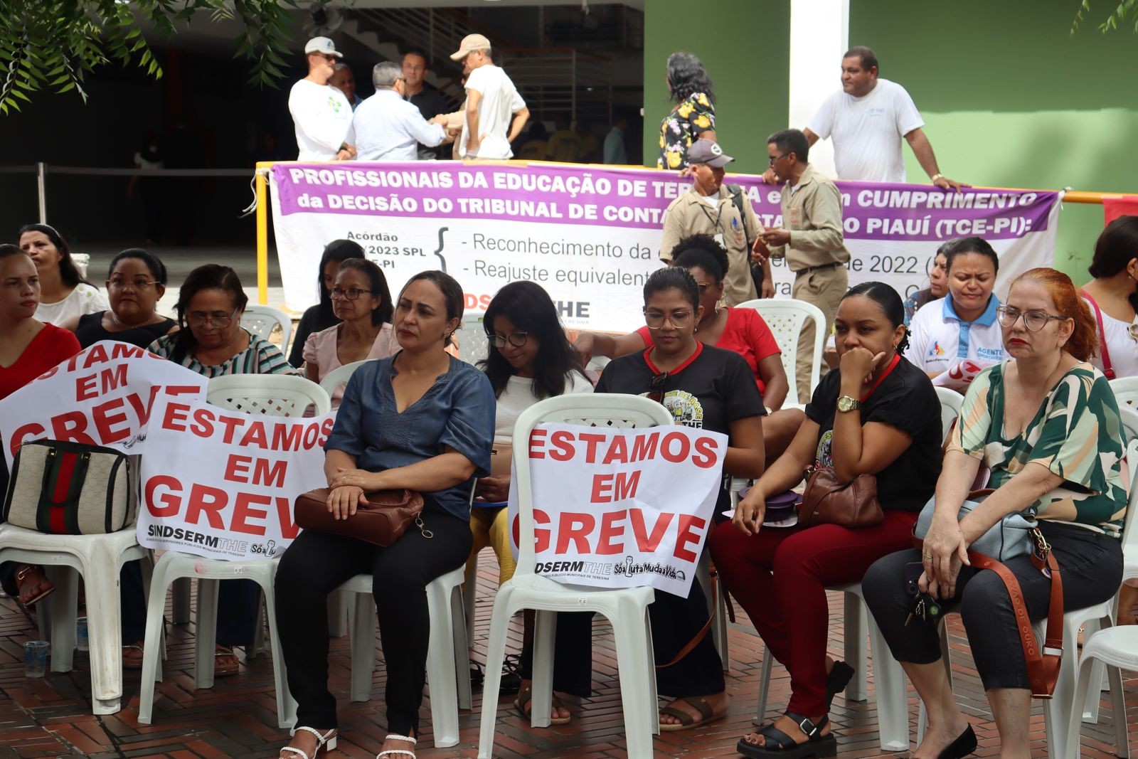 Professores da rede municipal de educação de Teresina suspendem greve