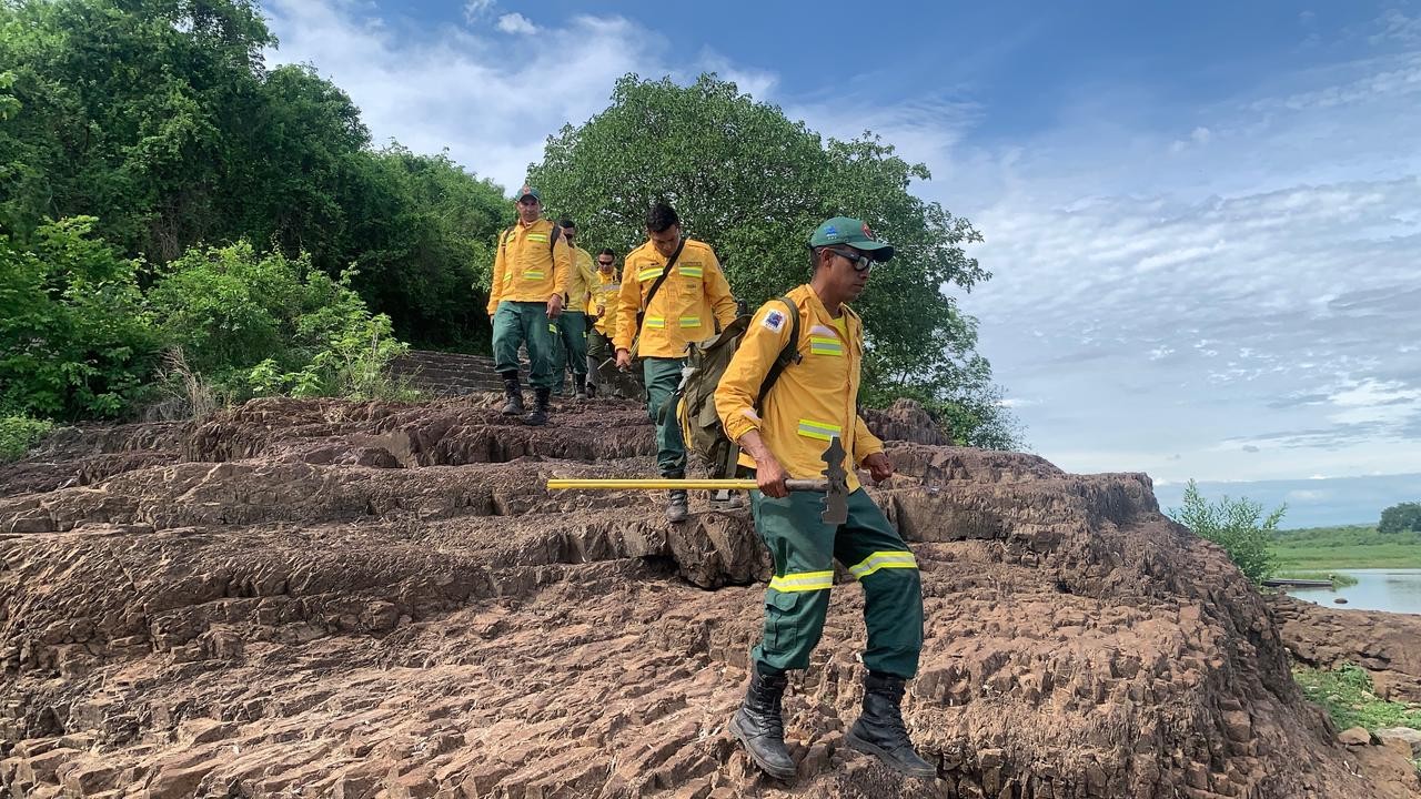 Brigadistas brasileiros e bolivianos se mobilizam para combater incêndio no Pantanal