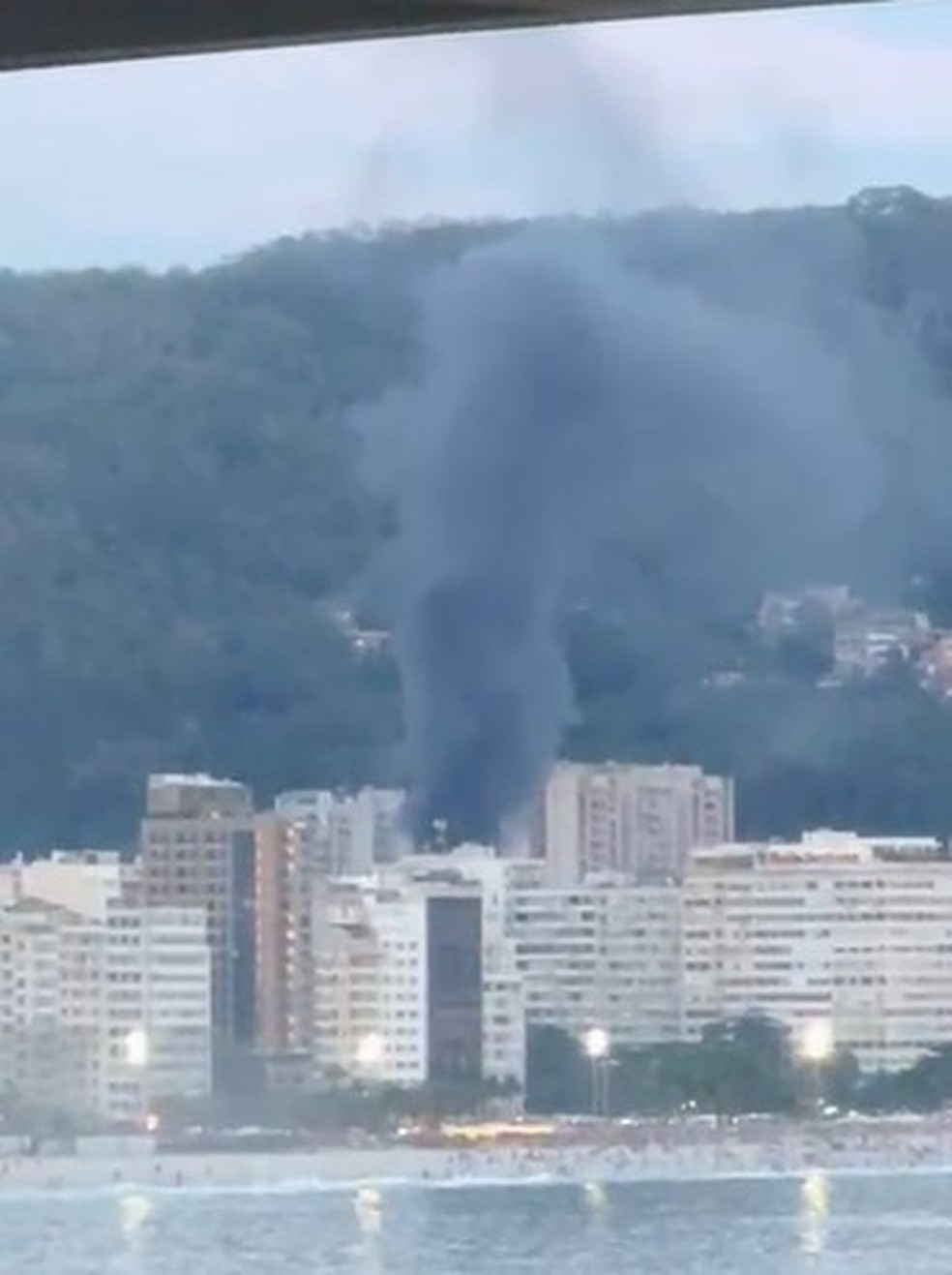 Coluna de fumaça do incêndio podia ser vista da orla, do outro lado de Copacabana — Foto: Alessandra Carneiro/Arquivo Pessoal
