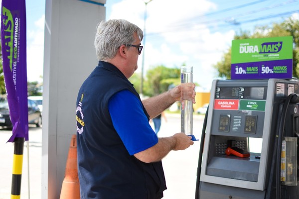 Procon visita posto de combustíveis que vendeu gasolina com água e