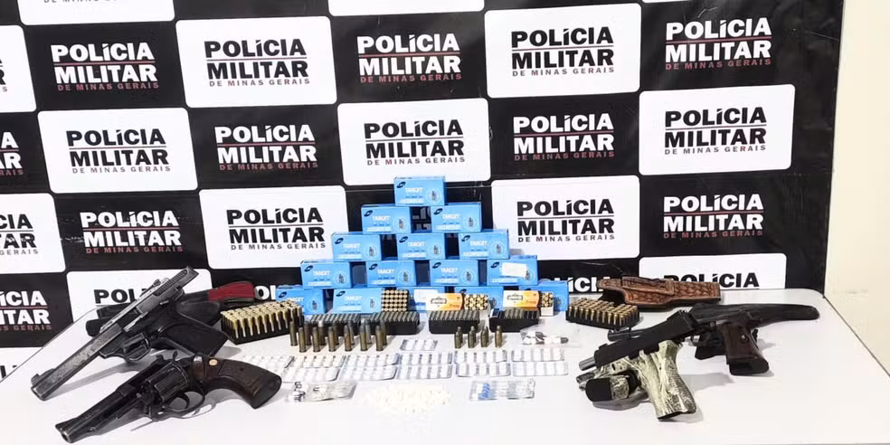 Arsenal estava na resid&ecirc;ncia do suspeito  &mdash; Foto: Pol&iacute;cia Militar/Divulga&ccedil;&atilde;o
