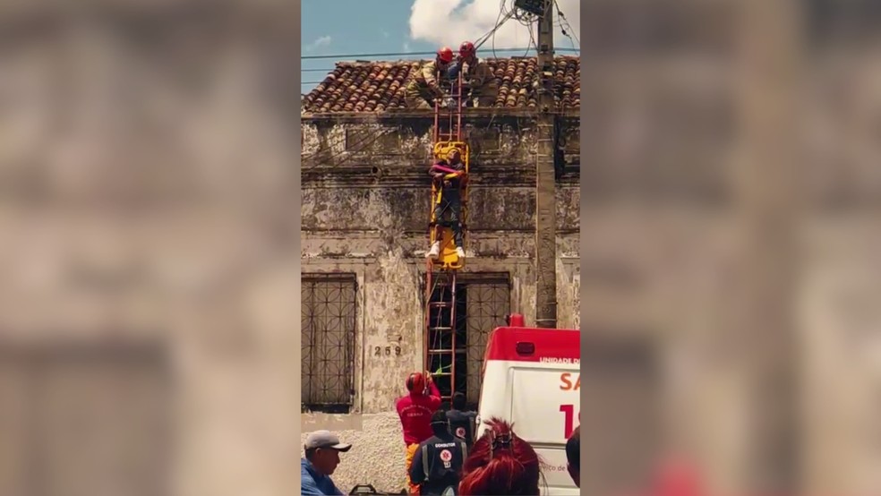 Homem sofre choque elétrico em telhado e é resgatado por bombeiros no Ceará — Foto: Divulgação/Corpo de Bombeiros