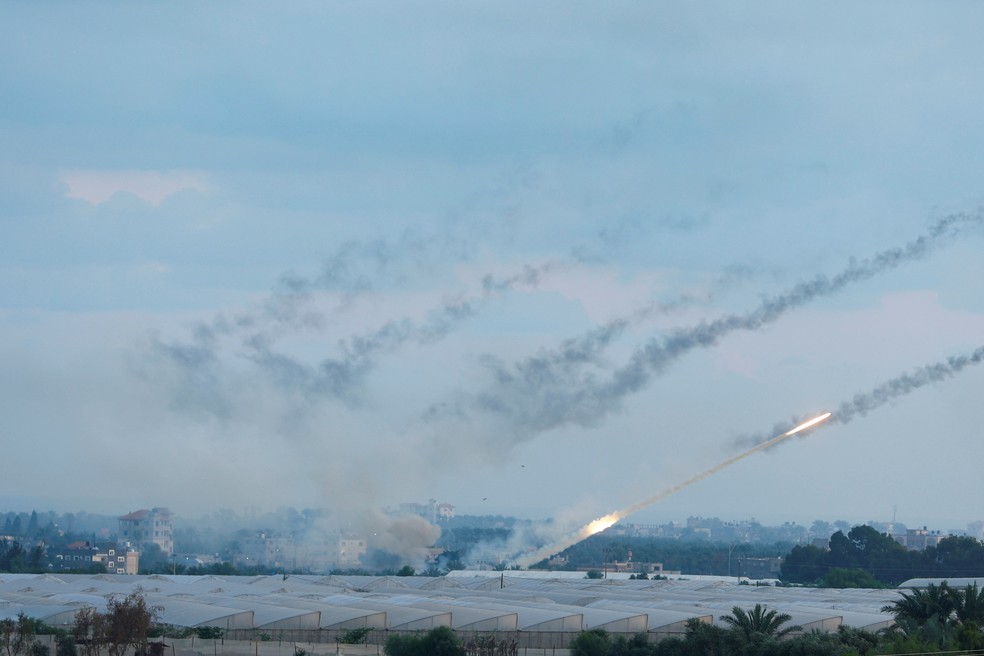Hamas afirmou que 5 mil foguetes foram lançados da Faixa de Gaza — Foto: REUTERS/Ibraheem Abu Mustafa