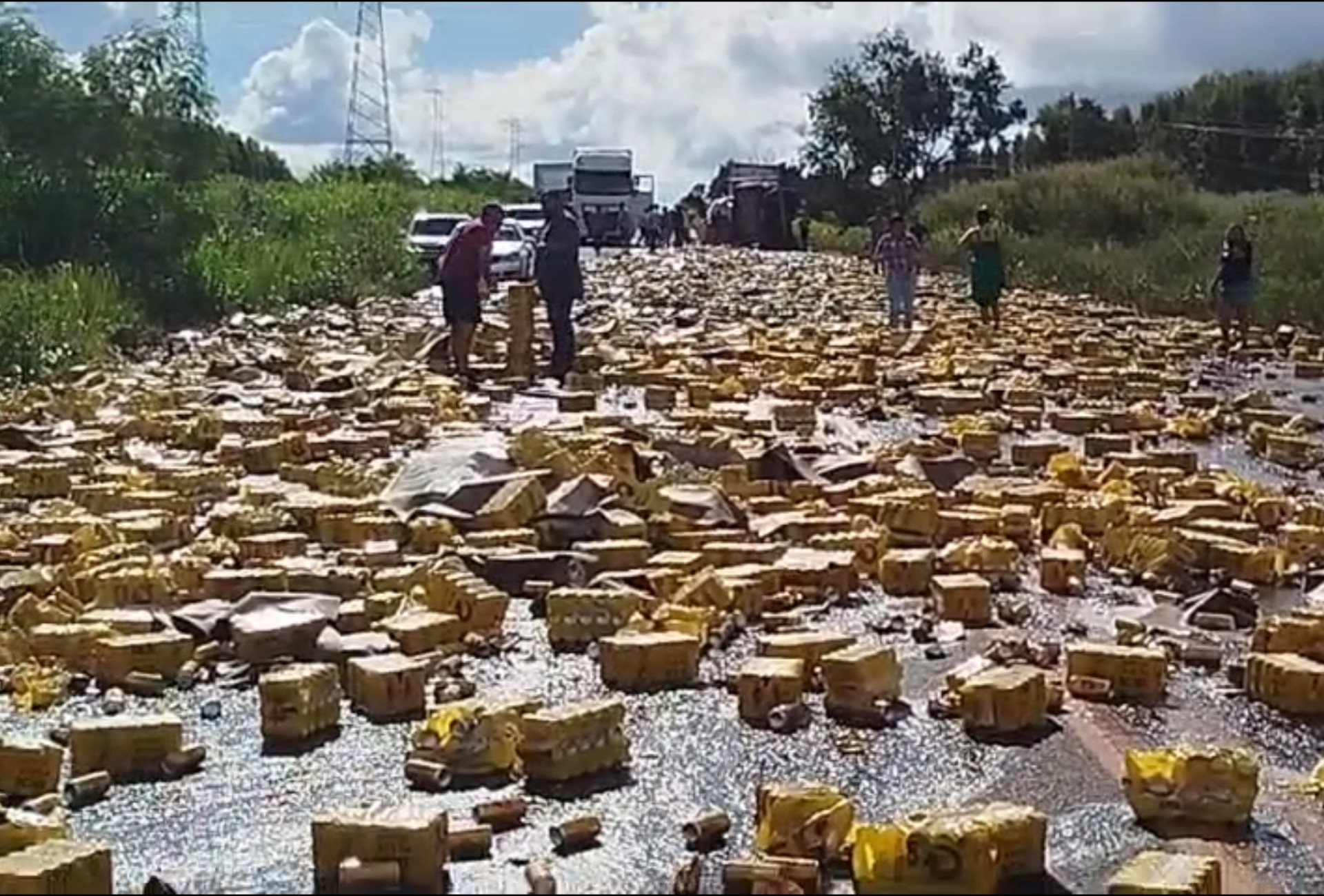 VÍDEO: Carreta tomba na BR-262 e carga de cerveja fica espalhada pela pista em MS