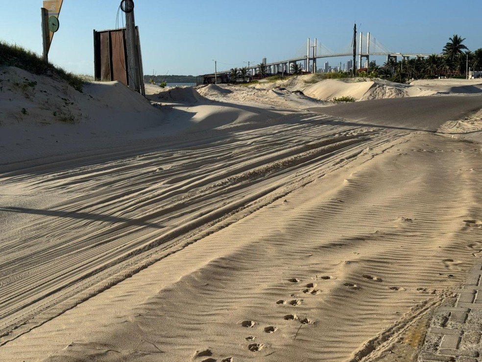 Areia cobre asfalto da avenida Litorânea, na praia de Redinha Nova, em Extremoz — Foto: Sérgio Henrique Santos/Inter TV Cabugi