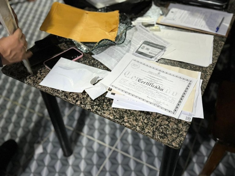 PF investiga irmãos suspeitos de usar documentos falsos para obterem benefícios do INSS, em Manaus