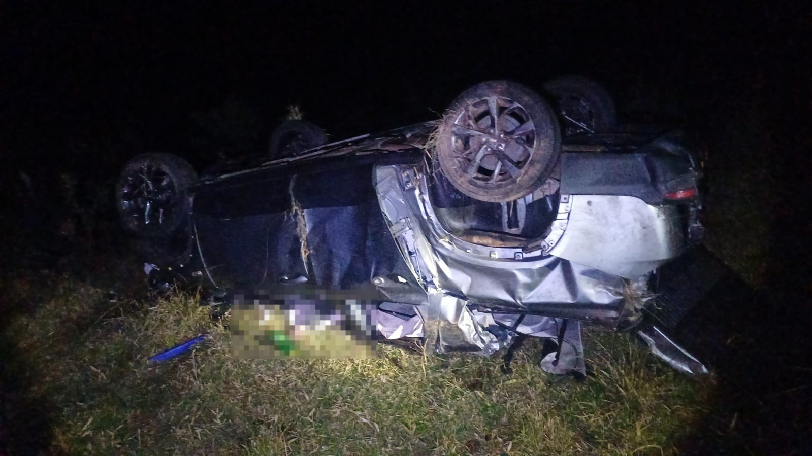 Caminhonete despenca de ribanceira de 50 metros e dois homens morrem na MG-494