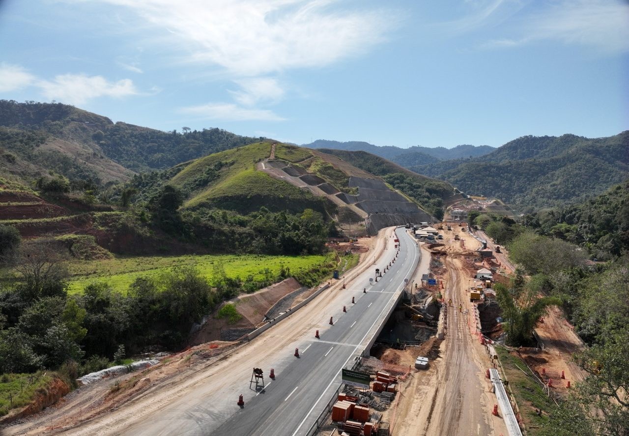 Detonações de rochas provocam interrupção na pista de subida da Serra das Araras