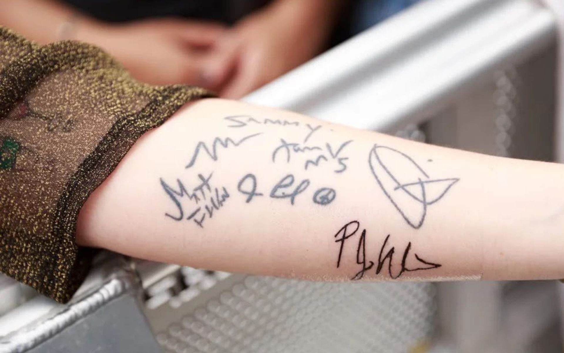 Maroon 5 no Brasil: fã tatua autógrafos e celebra cura do câncer | G1