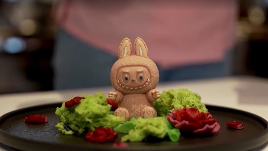 Labubu de chocolate e mousse de frutas vira 'hit' em restaurante russo; veja o vídeo - Feita com mousse de frutas e coberta com chocolate branco, a sobremesa é um dos itens mais populares do local — mas tem seu preço: cerca de R$ 315.