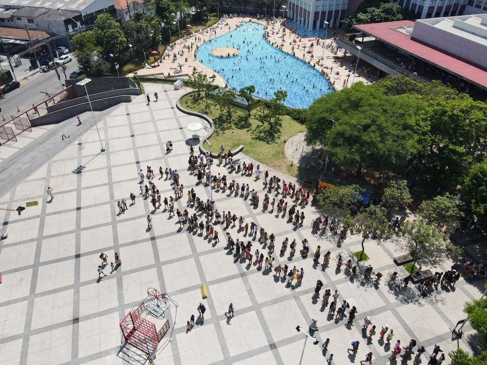 Pessoas aguardam em fila para acessar a piscina do Sesc Belenzinho, na Zona Leste de SP — Foto: BRUNO ROCHA/ENQUADRAR/ESTADÃO CONTEÚDO
