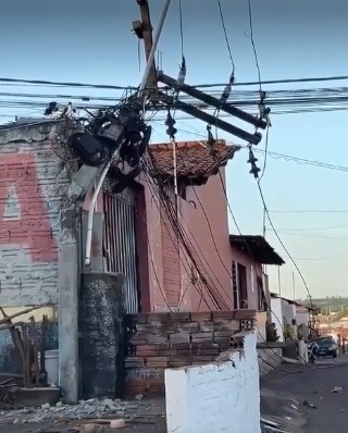 Queda de poste deixa bairros sem energia em Trizidela do Vale, no MA