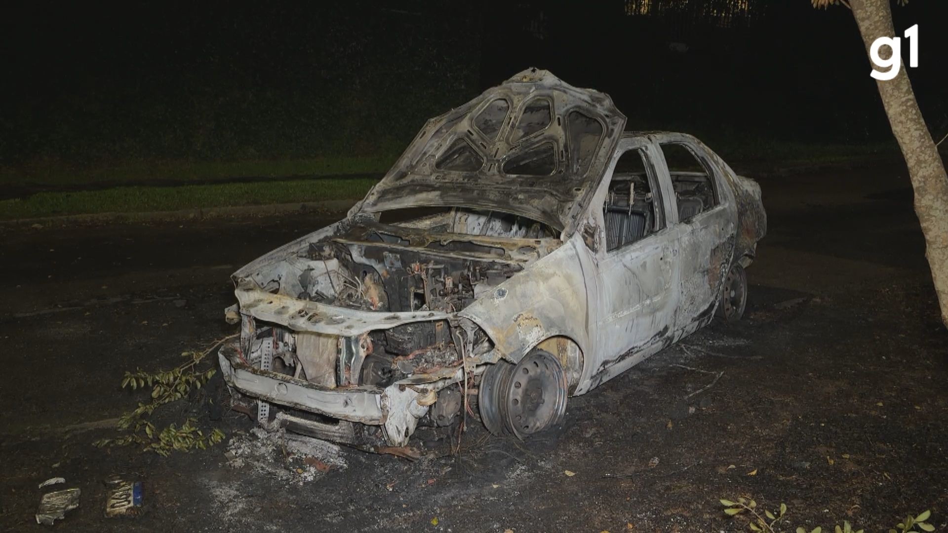 Homem morre e mulher fica ferida em ataque a tiros de Porto Alegre; suspeitos incendiaram carro
