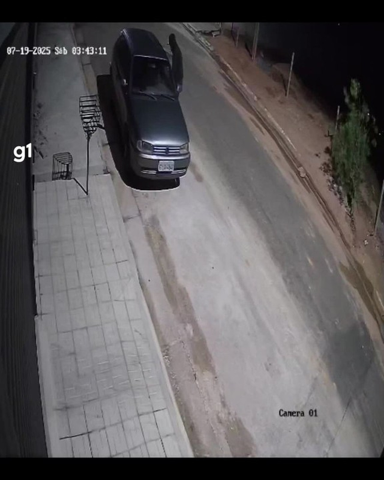Morador deixa carro na porta de casa e tem veículo furtado durante a madrugada; veja o vídeo
