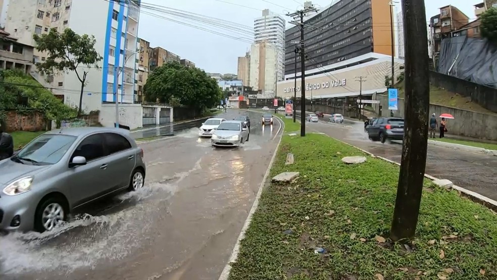 Região do Canela tem pontos de alagamentos — Foto: Reprodução/TV Bahia