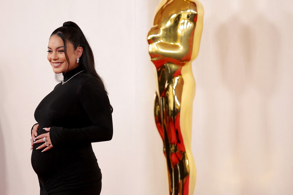 Vanessa Hudgens anuncia gravidez durante passagem pelo tapete vermelho do Oscar 2024 — Foto: Mike Coppola / GETTY IMAGES NORTH AMERICA / Getty Images via AFP