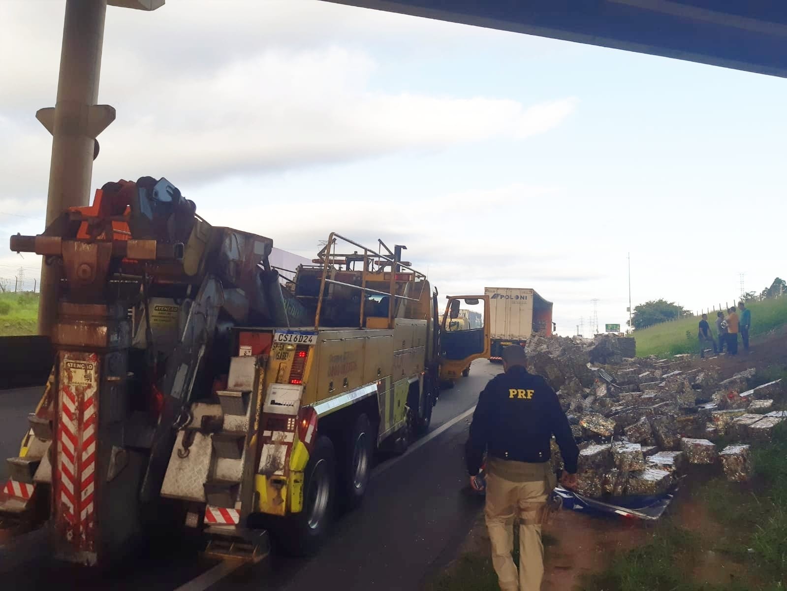 Dutra é parcialmente interditada após carga de caminhão cair na pista em São José dos Campos, SP