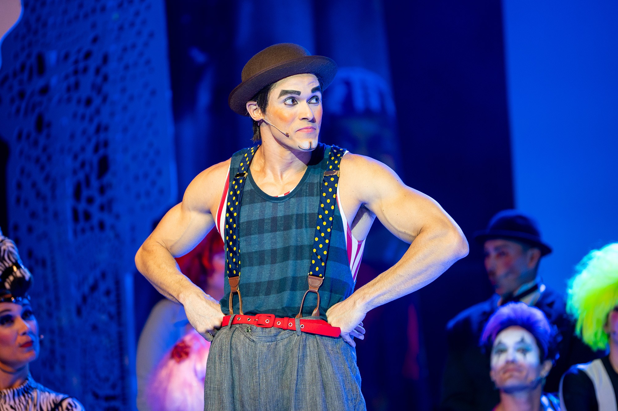 Musical sobre Trapalhão atiça memória afetiva com circo, humor e canções de Chico Buarque e Caetano Veloso