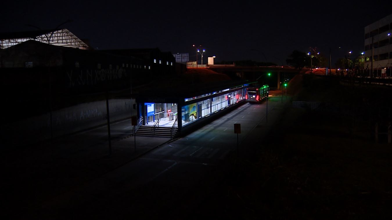 Corredores BRT sem luz: campineiros usam lanternas e reclamam de insegurança próximo a terminais