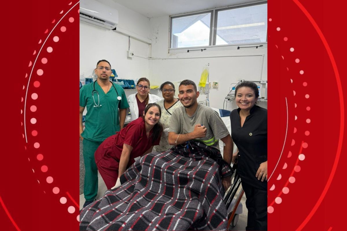 Jovem que passou cinco dias desaparecido no Pico Paraná posa para foto em hospital após ser resgatado