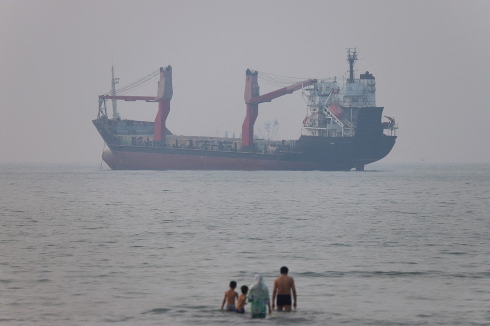Uma embarcação no Estreito de Ormuz, perto da praia de Bandar Abbas, Irã, 30 de junho de 2026 — Foto: Amirhosein Khorgooi/ISNA/via WANA (West Asia News Agency) via REUTERS