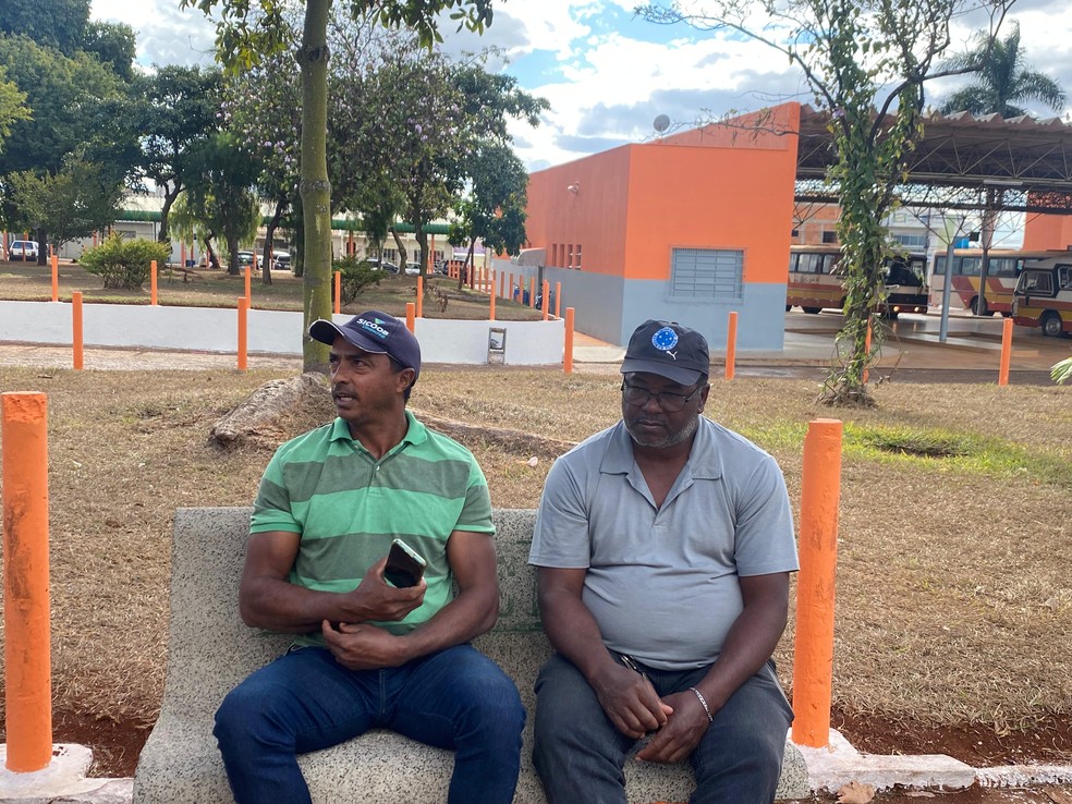 Aloísio, de camiseta listrada, disse que hoje em dia não vale mais a pena ser garimpeiro — Foto: Gabriel Reis/g1