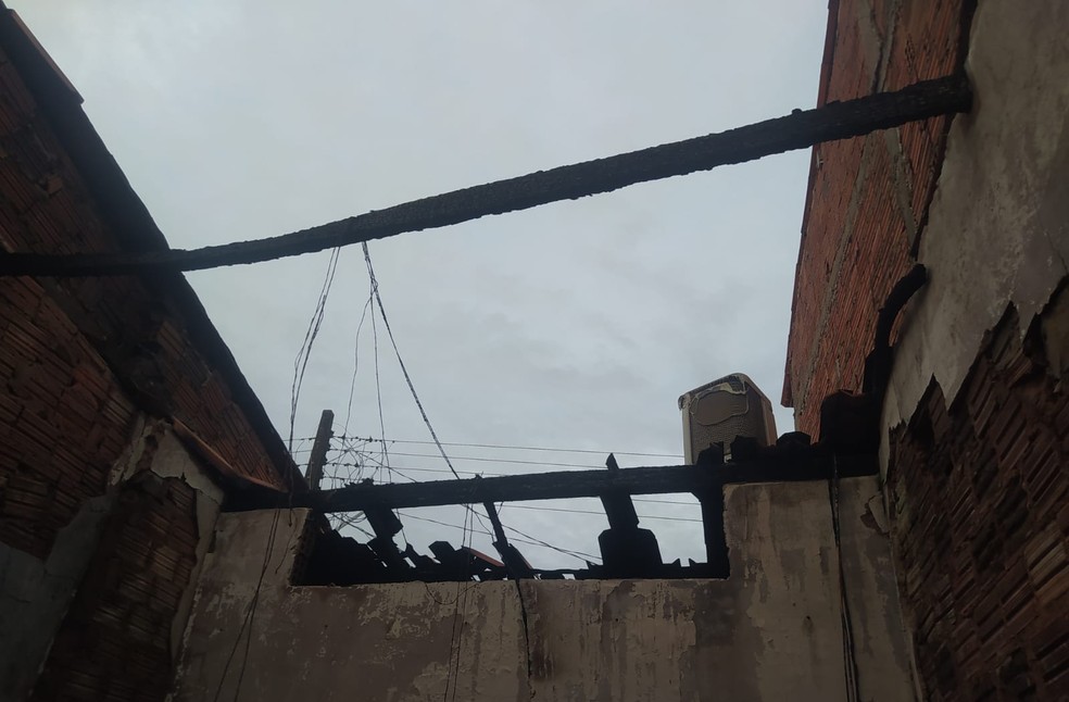Casa pega fogo no bairro do João Paulo em São Luís. — Foto: Divulgação/CBMMA