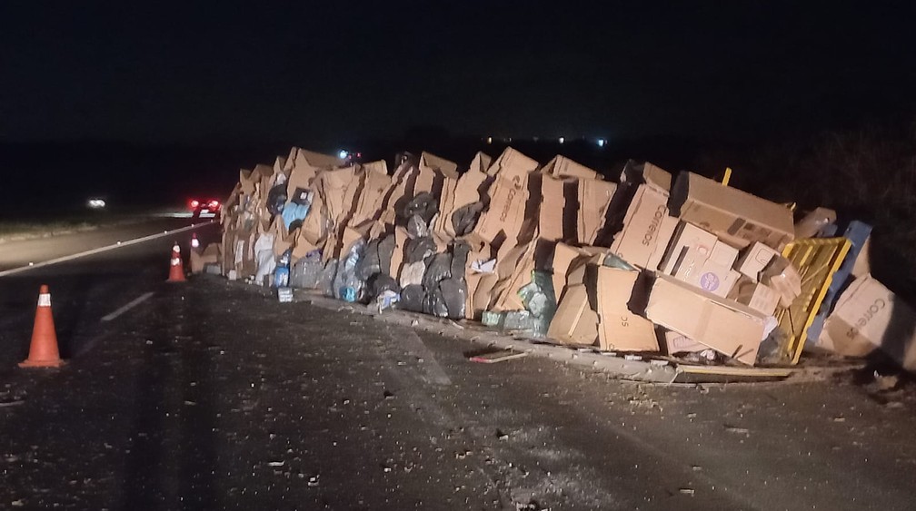 Carreta dos Correios carregada com doações para vítimas dos temporais no Rio Grande do Sul tombou na Rodovia dos Bandeirantes (SP-348), em Santa Bárbara d'Oeste (SP), na noite desta quarta (8) — Foto: Pedro Torres/EPTV