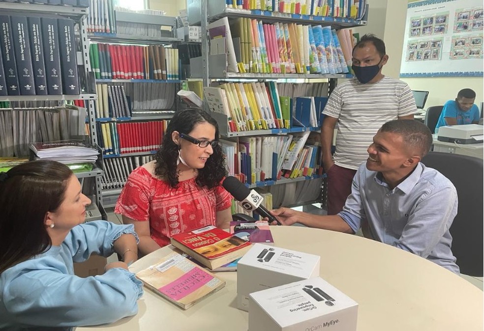 Escritora Ami Chuf Azzi fala sobre emoção de ouvir texto por meio do óculos — Foto: Vitória Cristina/g1