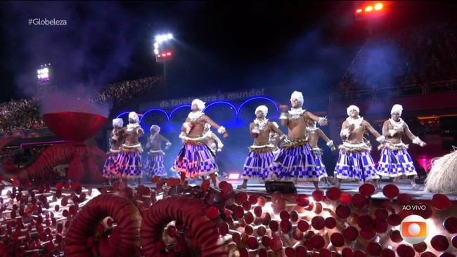 Comissão de frente da Mangueira tem pipas voando na avenida e show de luzes